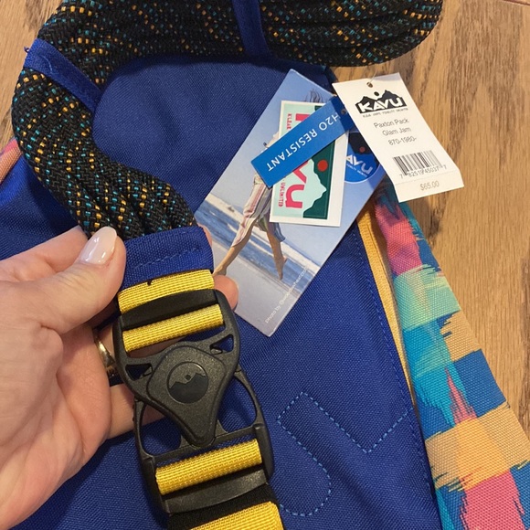 NWT Kavu Paxton‎ Sling Pack in GLAM JAM - Picture 8 of 9